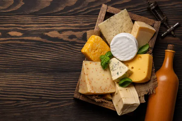 Verschiedene Käse Schachtel Und Weinflasche Wohnung Lag Mit Kopierraum — Stockfoto