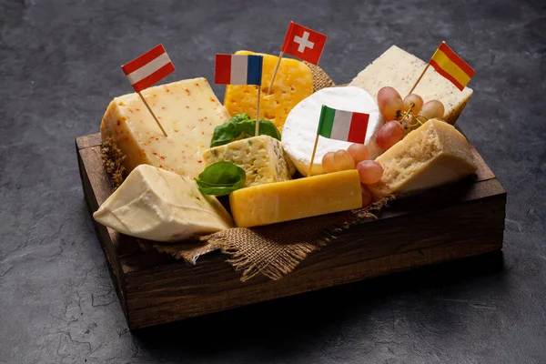 Verschiedener Käse Mit Unterschiedlichen Europaflaggen — Stockfoto
