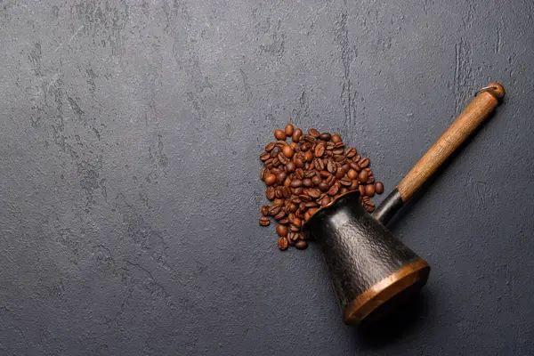 Geroosterde Koffiebonen Cezve Voor Turkse Koffie Vlakke Lay Met Kopieerruimte — Stockfoto