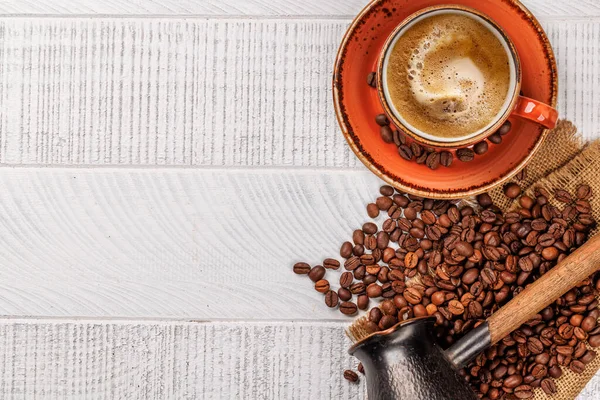 Geroosterde Koffiebonen Diverse Espresso Koffiebekers Vlakke Lay Met Kopieerruimte — Stockfoto