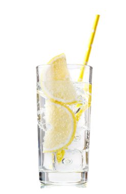 Beyaz arka planda buzlu cin tonik kokteyli.