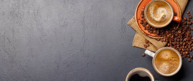 Kavrulmuş kahve çekirdeği ve espresso fincanı. Kopyalama alanı olan düz