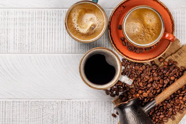 Geröstete Kaffeebohnen Und Verschiedene Espresso Tassen Wohnung Lag Mit Kopierraum — Stockfoto