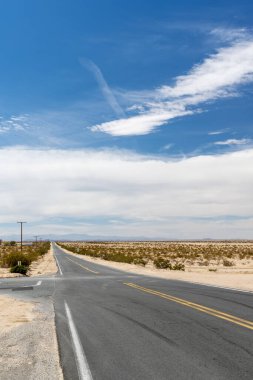 Hiç bitmeyen bir yolun perspektifi, güzel bir yere yolculuk ve macera.