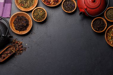 Tahta kaselere yerleştirilmiş çeşitli çaylardan oluşan bir koleksiyon. Kopyalama alanı olan düz