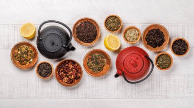 Tahta kaselere yerleştirilmiş çeşitli çaylardan oluşan bir koleksiyon. Düz yatıyordu