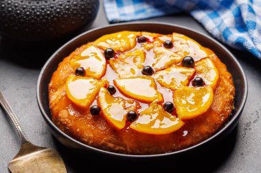 Portakal dilimleri ve meyveli tatlı pasta.