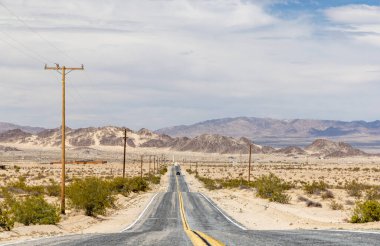 Hiç bitmeyen bir yolun perspektifi, güzel bir yere yolculuk ve macera.
