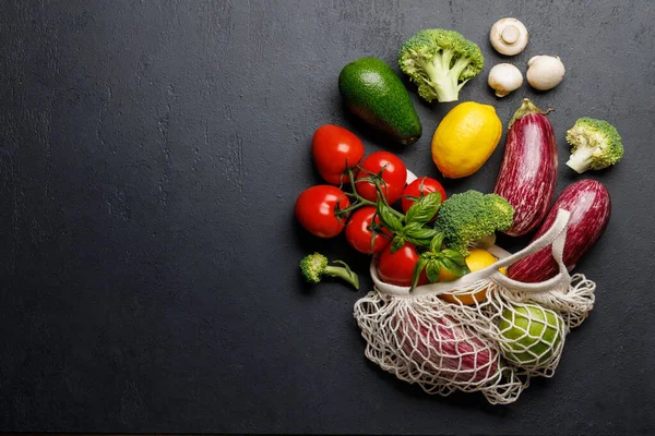 Netztasche Gefüllt Mit Einer Vielzahl Von Gemüse Flach Lag Über — Stockfoto