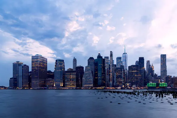 Manhattan Skyline New York Över Floden Visar Upp Imponerande Arkitektur — Stockfoto