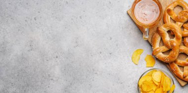 Çeşitli bira stantları: cips, fındık, kraker. Fotokopi alanı olan çeşitli yenileme seçenekleri yatıyordu