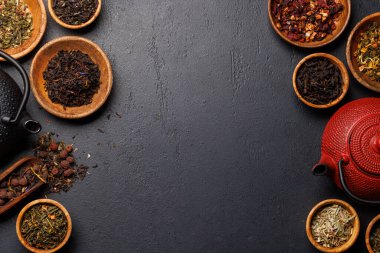 Tahta kaselere yerleştirilmiş çeşitli çaylardan oluşan bir koleksiyon. Kopyalama alanı olan düz