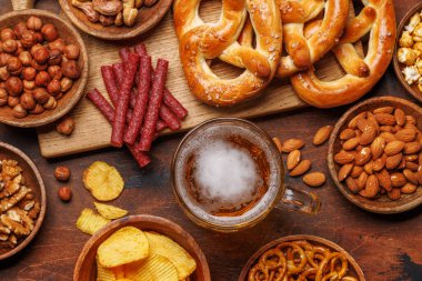 Çeşitli bira stantları: cips, fındık, kraker. Yenileme için Çeşitli Seçenekler