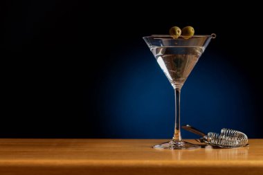 Kokteyl cazibesi: Kopya alanı olan bir bar masasında klasik martini kokteyli