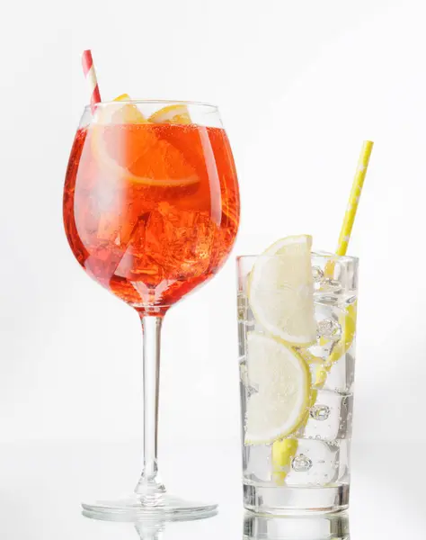Aperol Spritz Και Gin Tonic Cocktails Γκρι Χρώμα Χώρο Αντιγραφής — Φωτογραφία Αρχείου