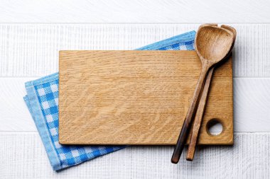 Mutfak malzemeleri: ahşap masa üzerinde ahşap tahta pişirmek. Kopyalama alanı olan düz