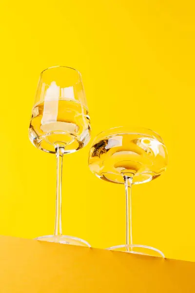 Champagner Eleganz Sektgläser Vor Leuchtendem Gelben Hintergrund Mit Kopierraum — Stockfoto
