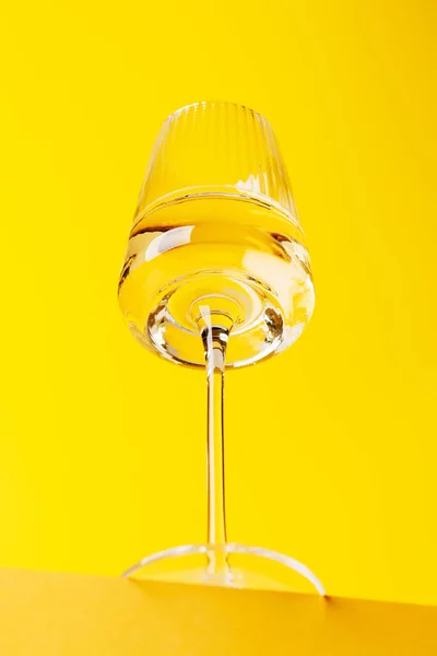 Champagne Elegantie Glas Met Mousserende Wijn Tegen Een Levendige Gele — Stockfoto