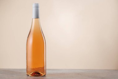 Kopyalama alanı olan Gül Şarap Şişe Masası