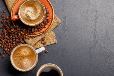 Kavrulmuş kahve çekirdeği ve espresso fincanı. Kopyalama alanı olan düz