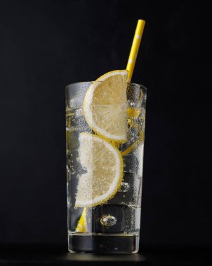 Siyah üzerine cin tonik kokteyli ve kopyalama alanı