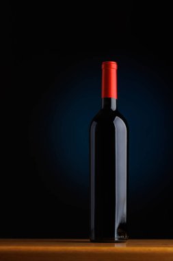 Şarap sofistikeliği: Bir bar masasında zarif bir şekilde gösterilen şişe.