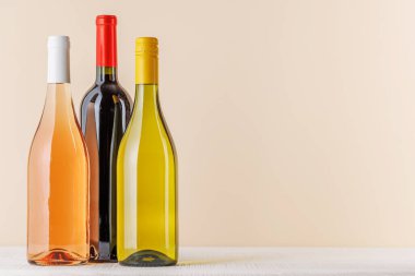 Kırmızı, Gül ve Beyaz Şarap Şişe Masada Kopya Alanı