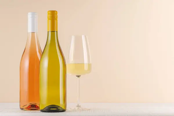 Rose White Wine Bottles Table Copy Space — Stock Photo, Image