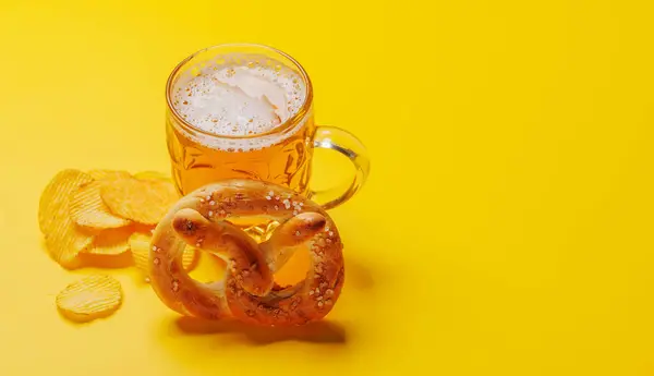 Bira Cips Kraker Kopyalama Alanı Olan Sarı Arkaplan — Stok fotoğraf