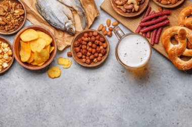 Çeşitli bira stantları: cips, fındık, kraker. Fotokopi alanı olan çeşitli yenileme seçenekleri yatıyordu