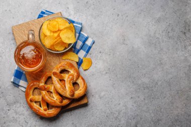 Çeşitli bira stantları: cips, fındık, kraker. Fotokopi alanı olan çeşitli yenileme seçenekleri yatıyordu