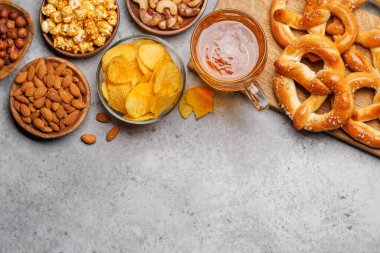 Çeşitli bira stantları: cips, fındık, kraker. Fotokopi alanı olan çeşitli yenileme seçenekleri yatıyordu