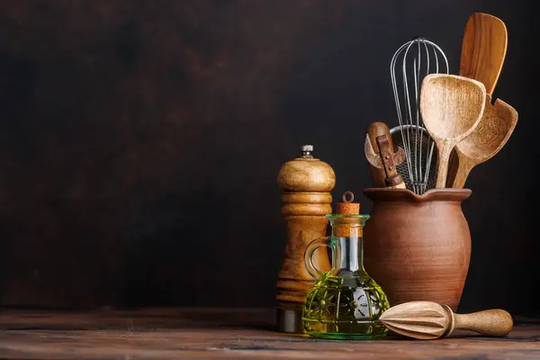 Culinaire Hoogstandjes Diverse Kookgerei Keukentafel Met Kopieerruimte — Stockfoto