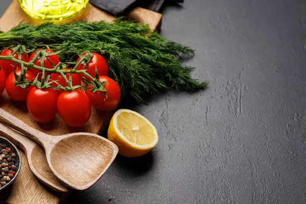 Scène Culinaire Tomates Cerises Herbes Épices Sur Table Avec Espace — Photo
