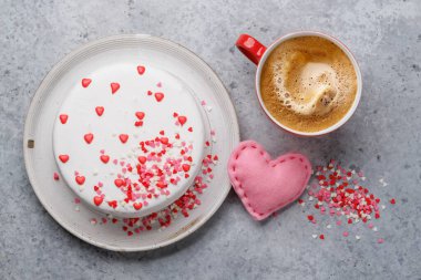 Kalp Dekorlu Kek: Kutlamalar için Tatlı İkram. Düz yatıyordu