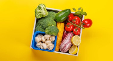 Çeşitli sebzeler. Sarı arkaplan üzerinde düz yatıyordu