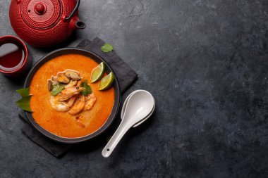 Tayland Tom Yum Çorbası, deniz mahsulü ve bitki çayı. Kopyalama alanı olan düz