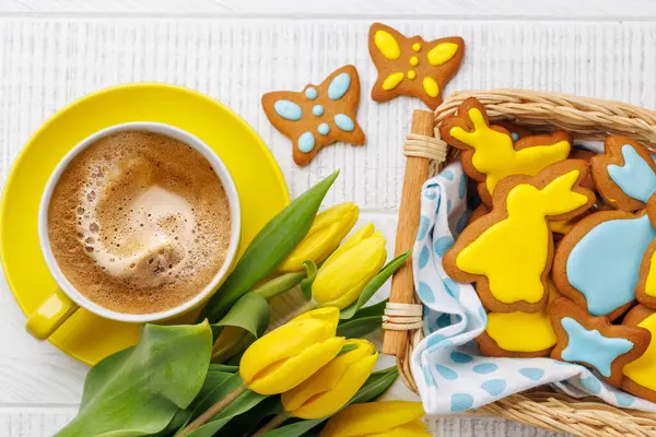 复活节场景与兔子形状姜饼饼干 黄色郁金香和咖啡杯 平躺在床上 — 图库照片