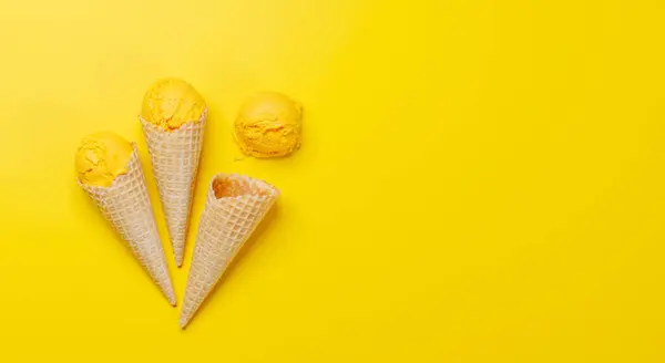 柠檬冰激淋在令人愉快的华夫饼锥中 是每一个味蕾的一种享受 黄色背景 有复制空间 — 图库照片