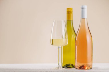 Masada kopyalanmış Rose ve Beyaz Şarap Şişeleri