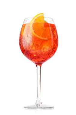 Beyaz üzerine izole edilmiş portakal dilimi ve buzlu Aperol sprey kokteyli.
