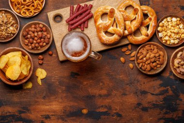 Çeşitli bira stantları: cips, fındık, kraker. Fotokopi alanı olan çeşitli yenileme seçenekleri yatıyordu