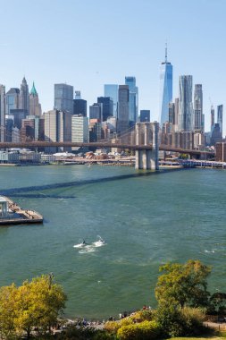 New York şehri silueti ve Brooklyn köprüsü. Manhattan Gökdelenleri Panoraması