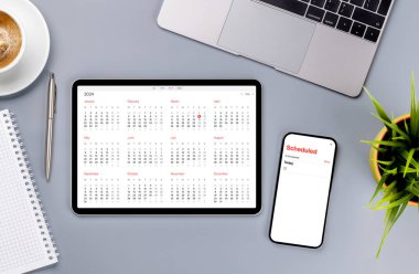 Tablet ve akıllı telefon iş yerinin masasında. Kopyalama alanı olan düz çalışma alanı