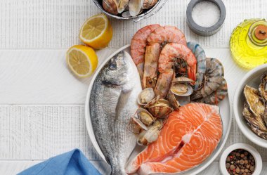 Deniz ürünleri tabağı, karides, somon, istiridye. Kopyalama alanı olan düz