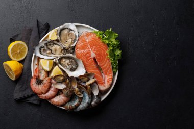 Deniz ürünleri tabağı, karides, somon, istiridye. Kopyalama alanı olan düz
