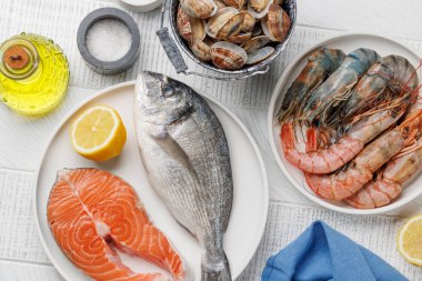 Deniz ürünleri tabağı, karides, somon, istiridye. Düz yatıyordu