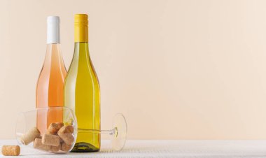 Masada kopyalanmış Rose ve Beyaz Şarap Şişeleri