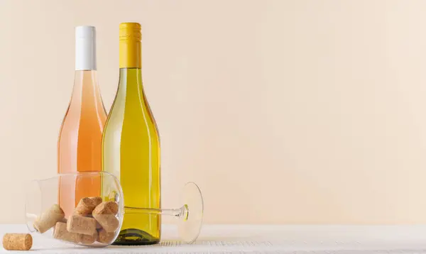 Rose White Wine Bottles Table Copy Space — Stock Photo, Image
