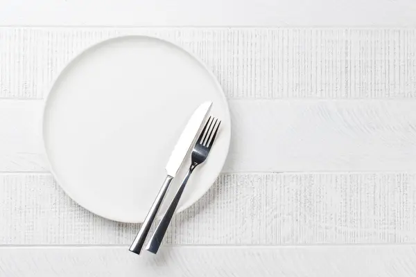 Κενό Πιάτο Πιρούνι Και Μαχαίρι Ξύλινο Τραπέζι Θέα Από Πάνω — Φωτογραφία Αρχείου